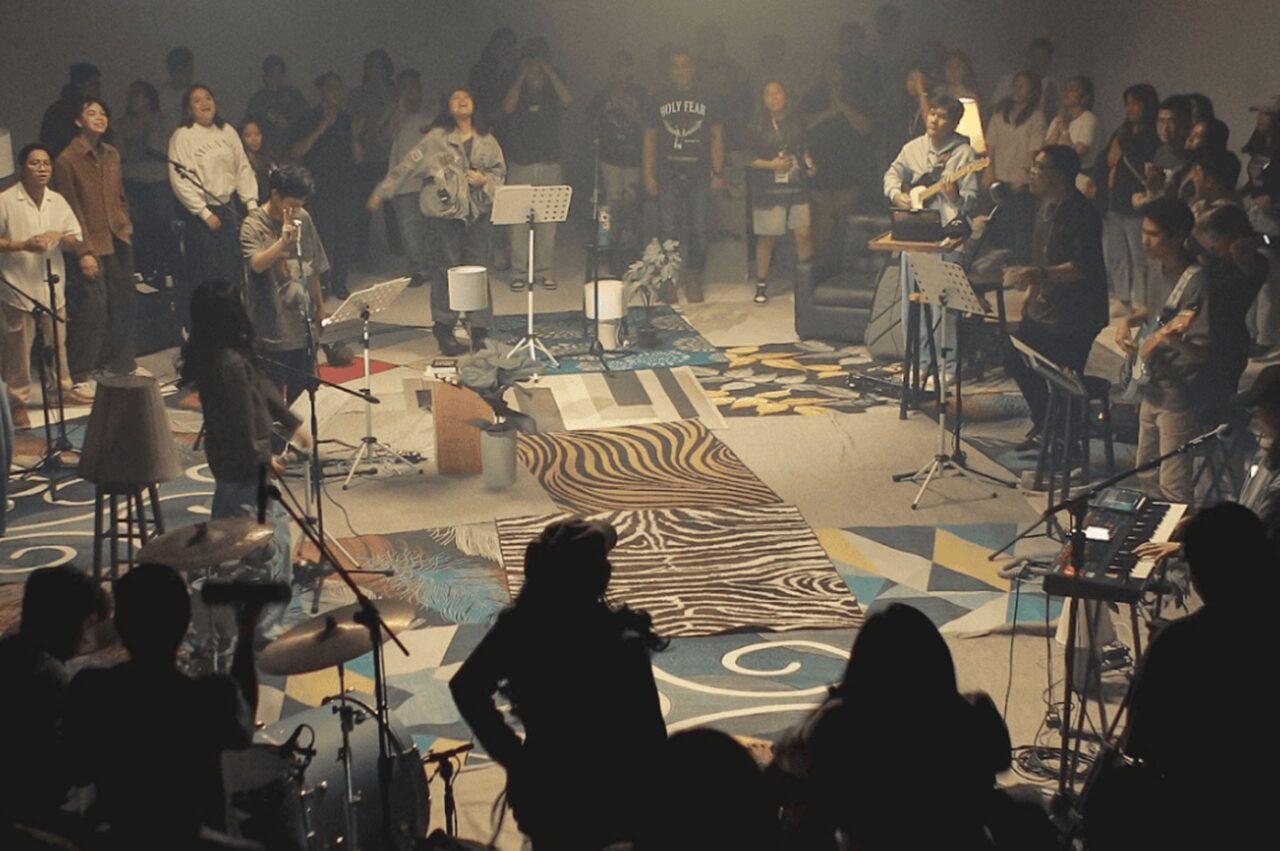 backyard live intimate gathering