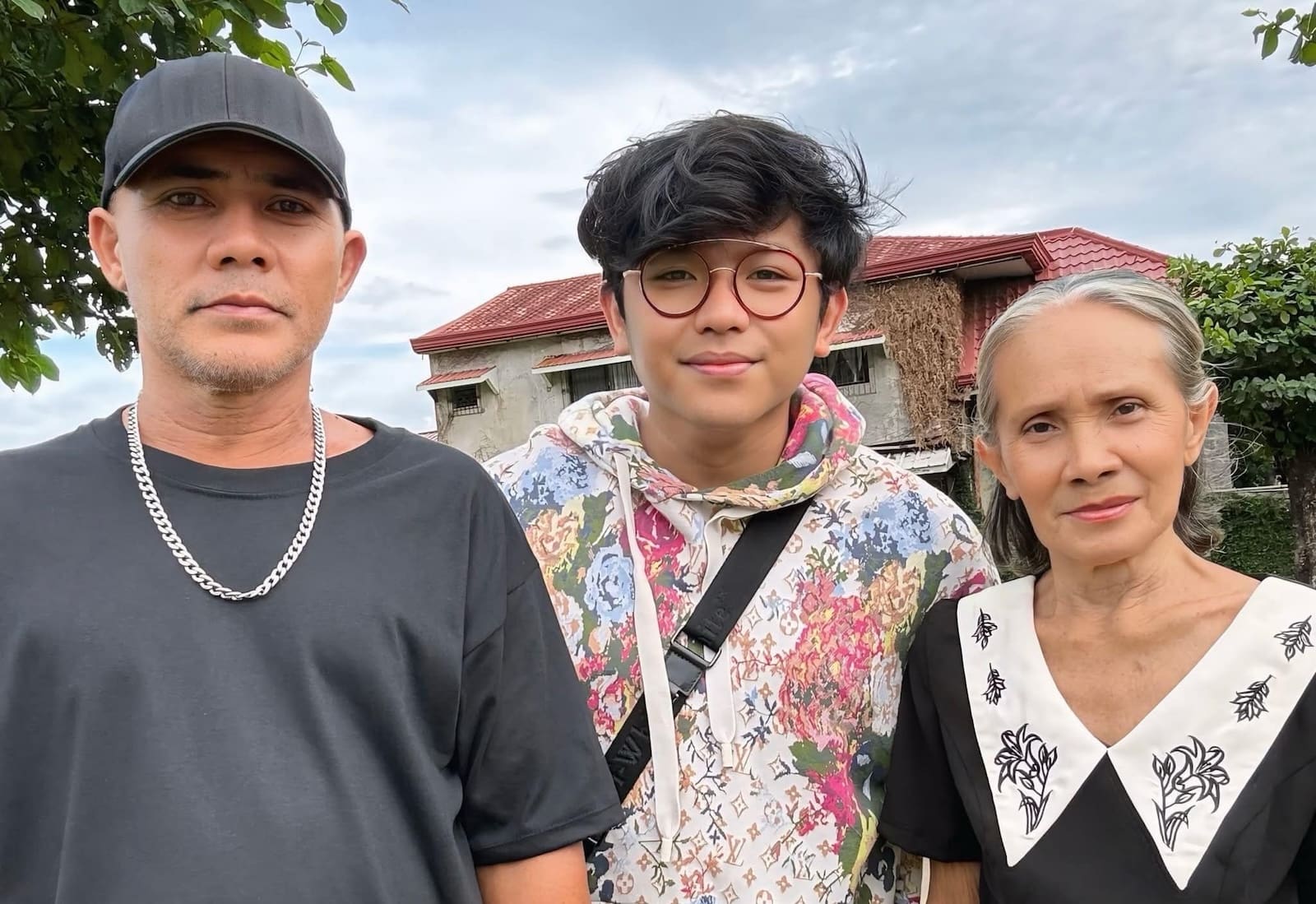 director darryl yap with pepsi paloma brother zaldy and mother lydia