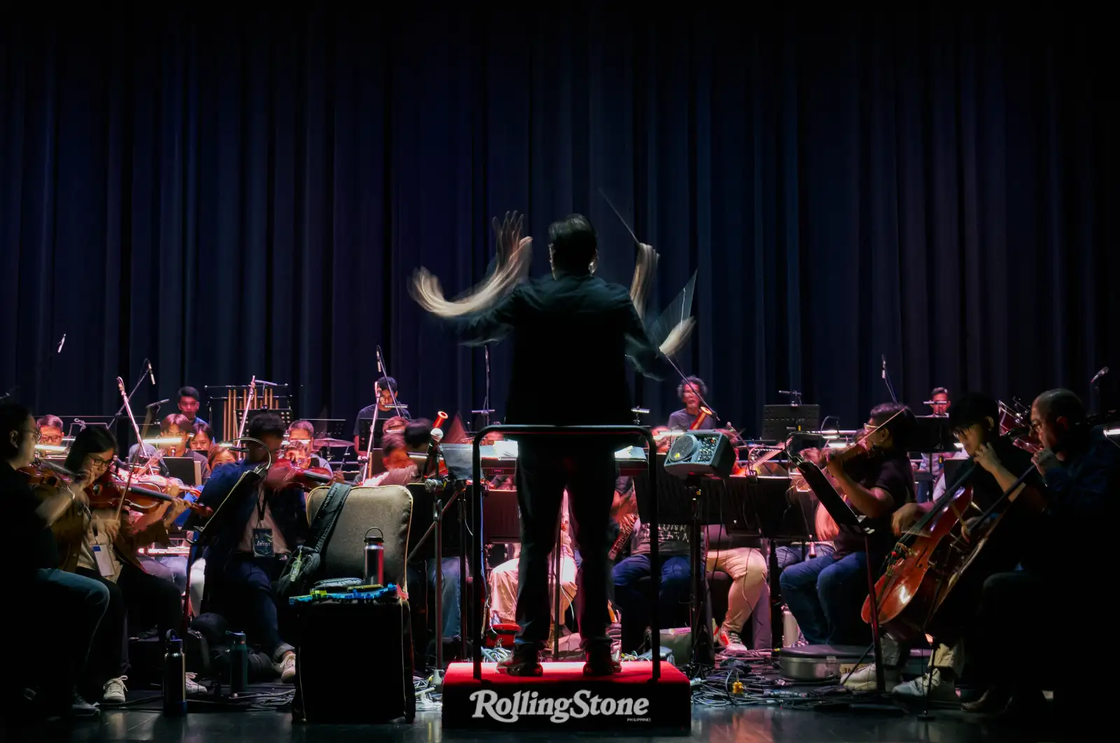 gerard salonga conducting the filharmonika orchestra for film concerts ph