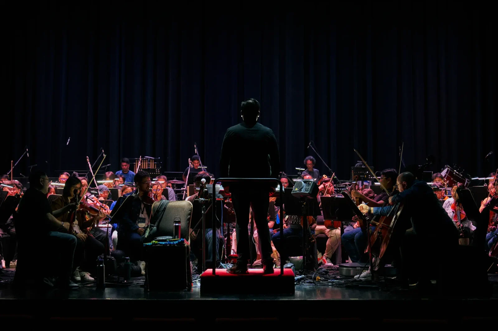 gerard salonga conducting the filharmonika orchestra for Film Concerts ph