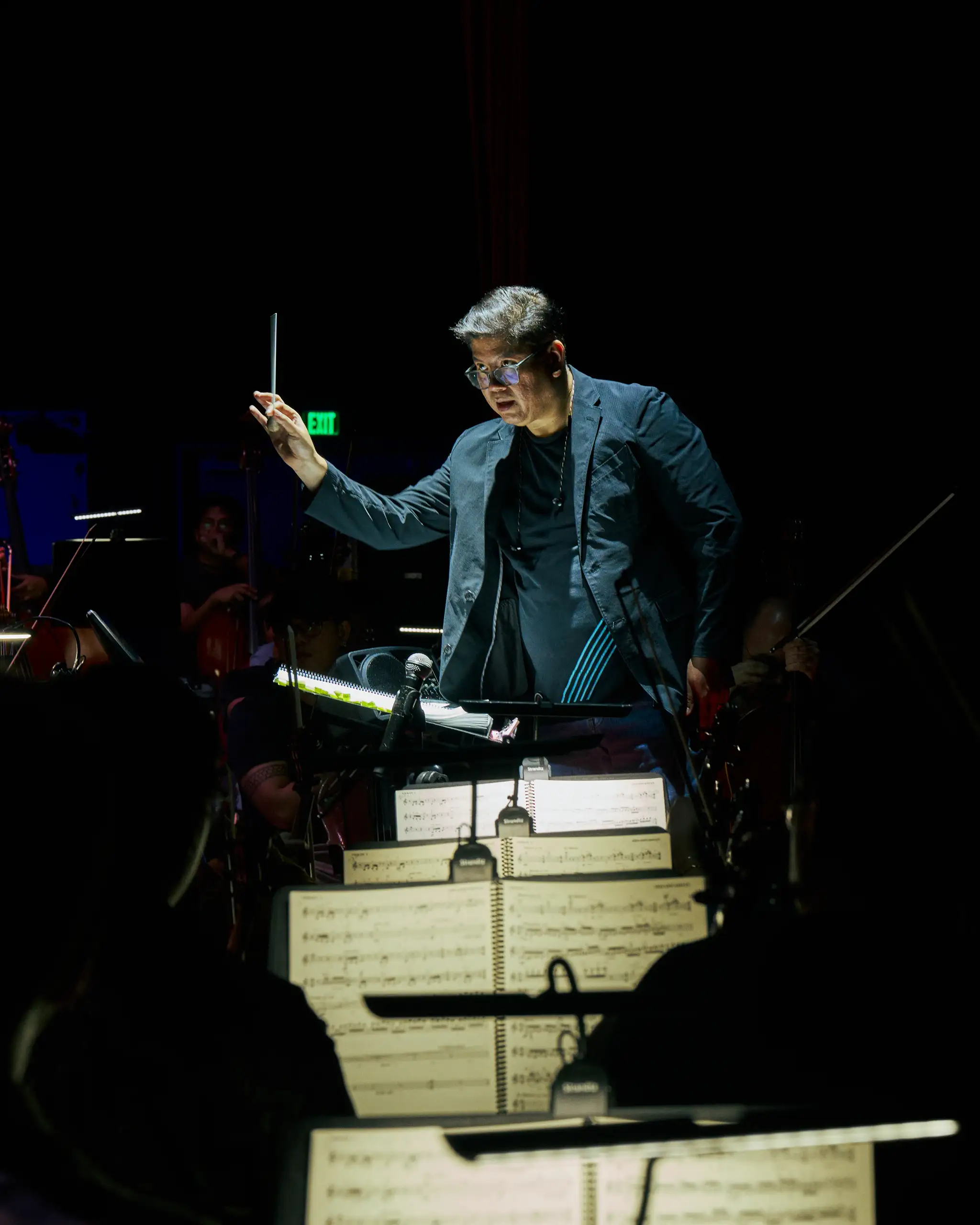 gerard salonga conducting the filharmonika orchestra for Film Concerts ph