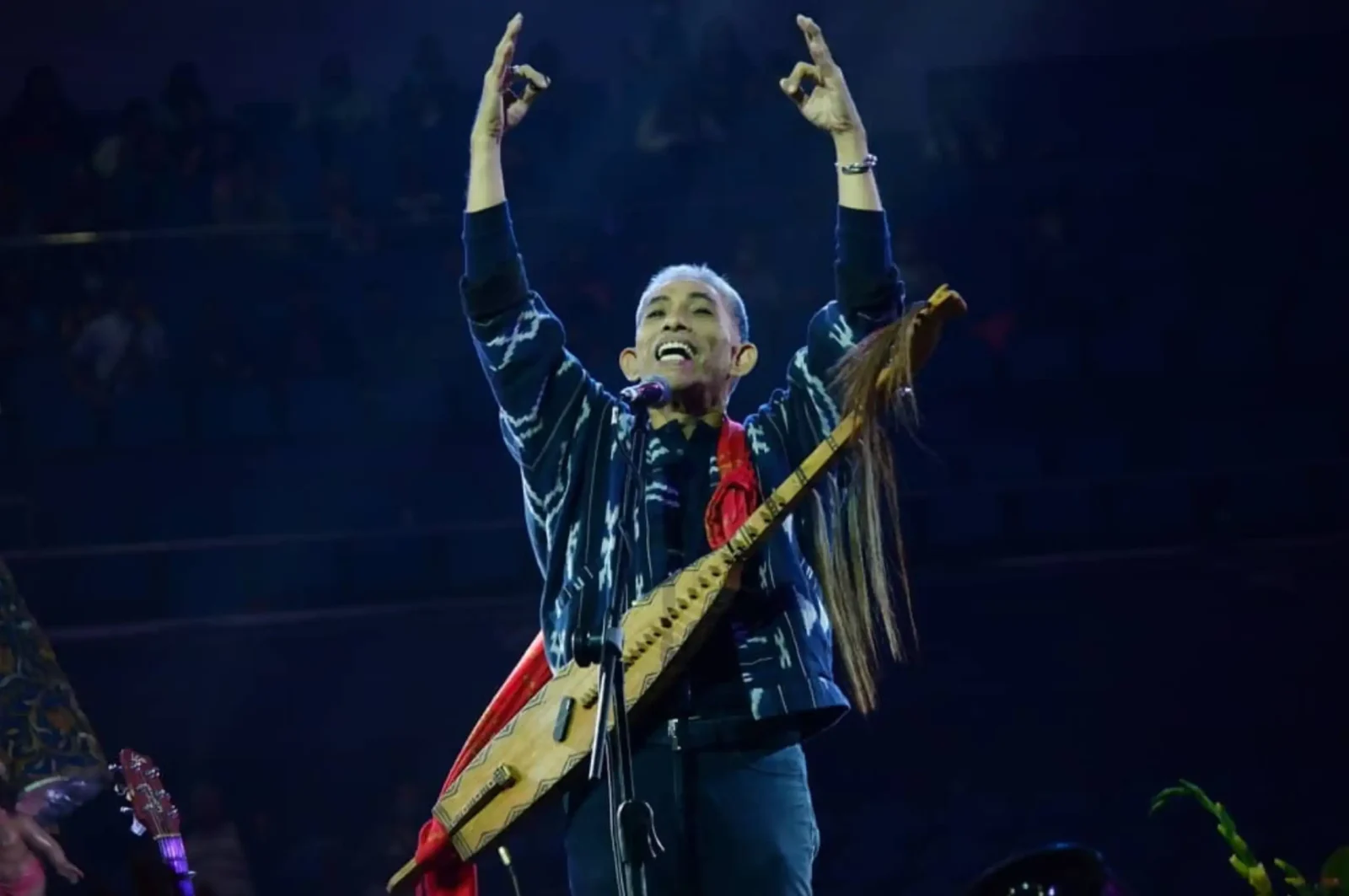 Joey Ayala and other indigenous instruments