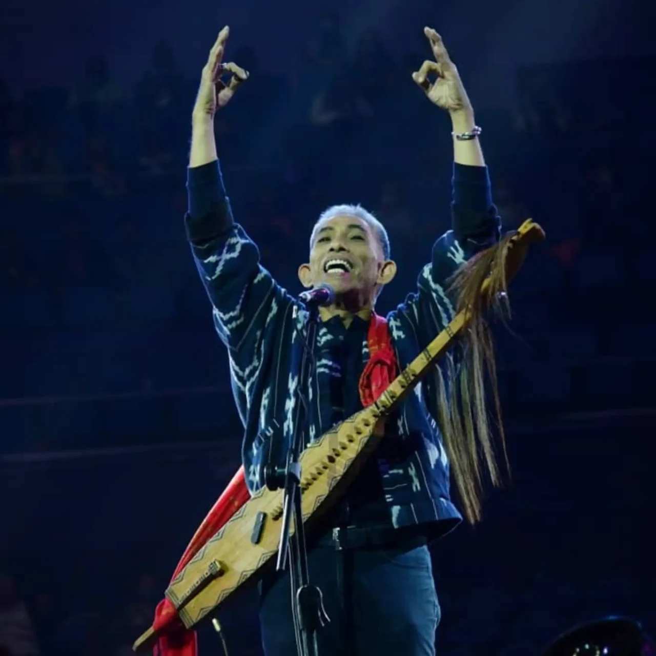 Joey Ayala and other indigenous instruments