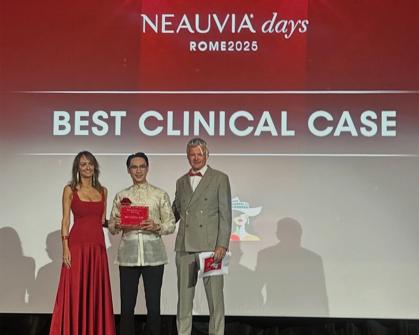 Dr. Cyril Agan accepting the Best Clinical Case award at NEAUVIA Days Rome 2025