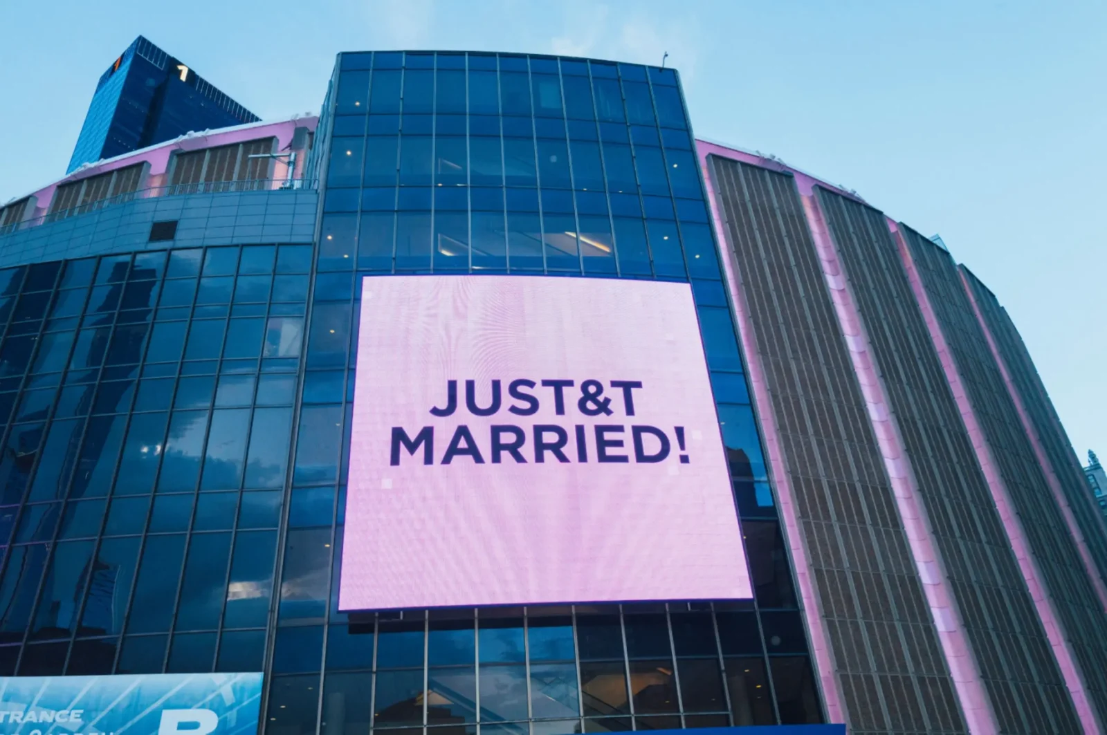 taylor swift travis kelce wedding sign madison square garden