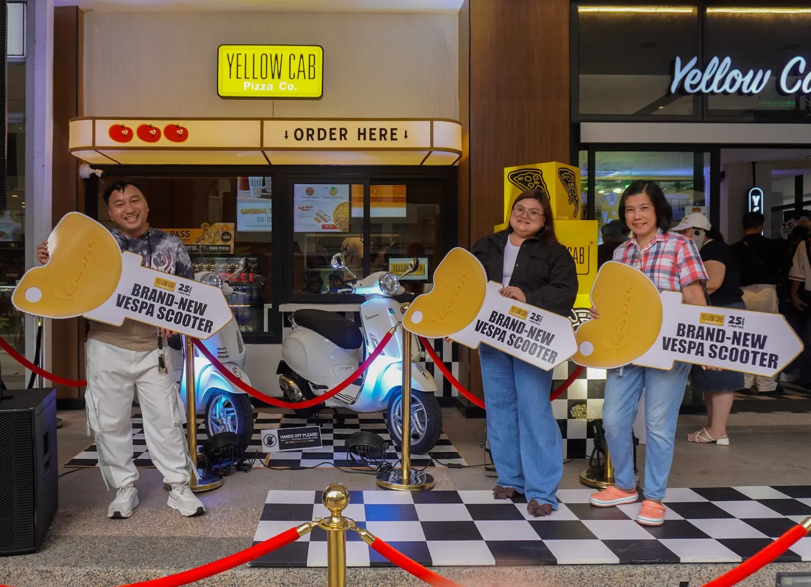 Yellow Cab Pizza Eastwood flagship store _SNY6919 vespa