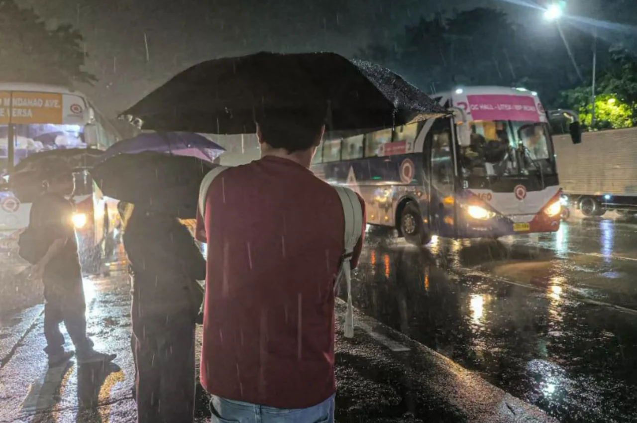 commuters struggling during heavy storm