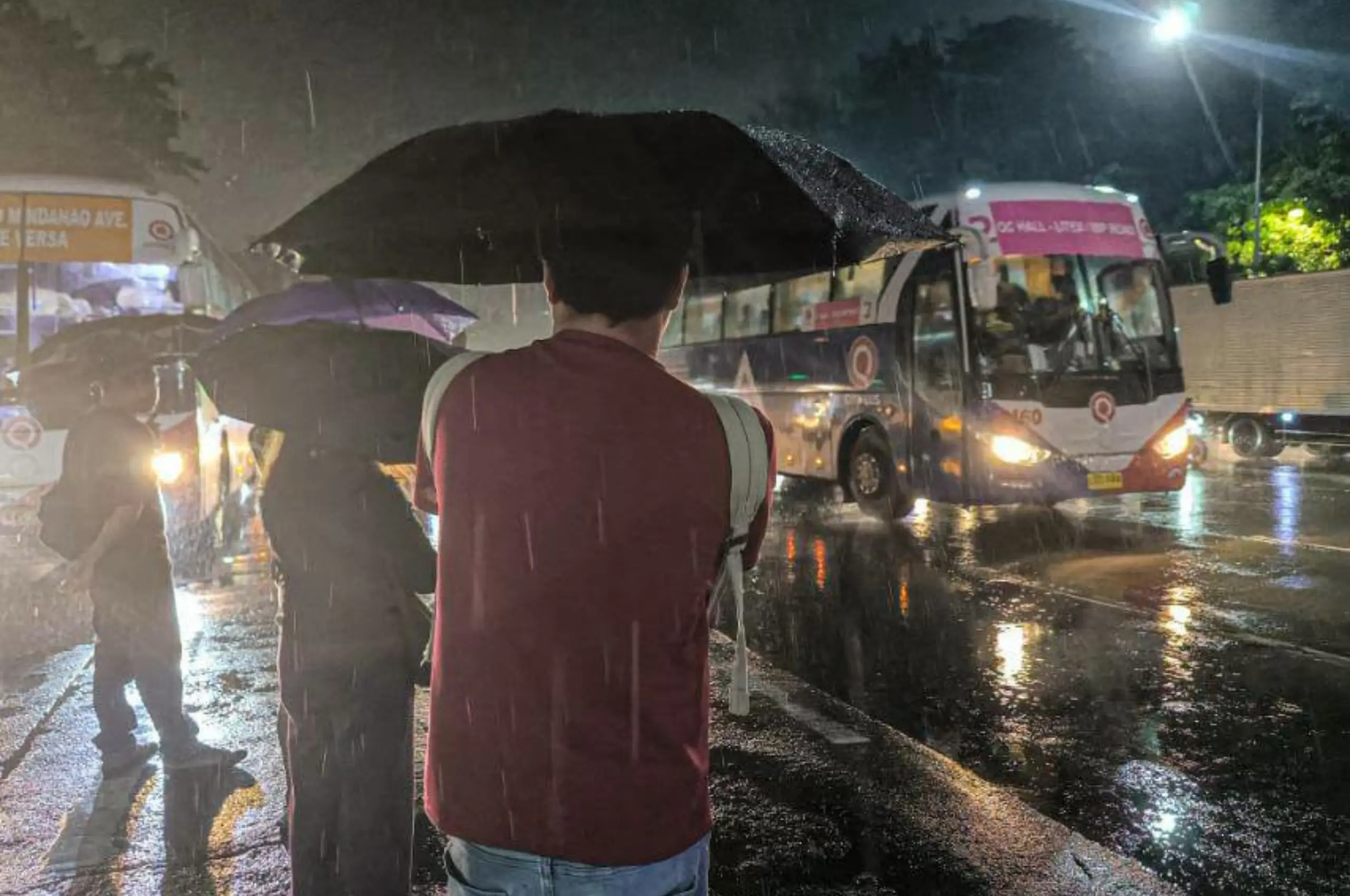 commuters struggling during heavy storm