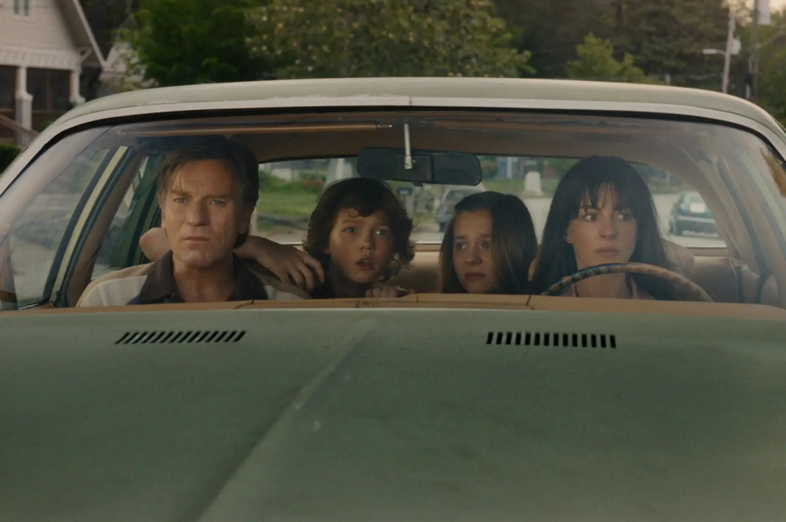end of oak street ewan mcgregor anne hathaway