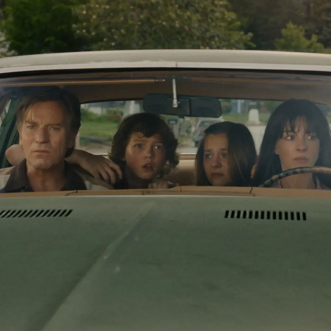 end of oak street ewan mcgregor anne hathaway